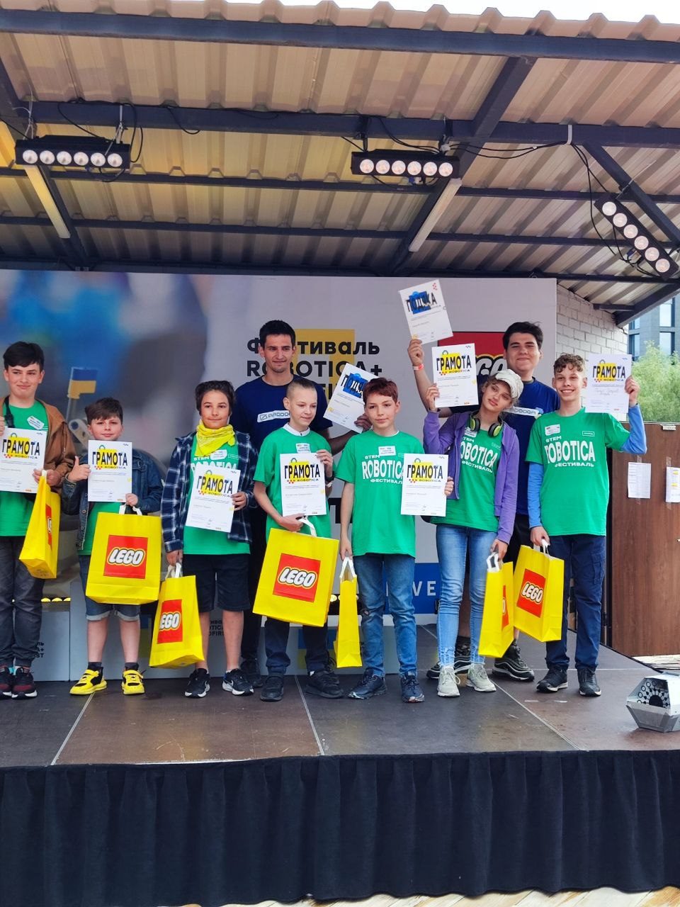 Children at the ROBOTICA festival with certificates and prizes